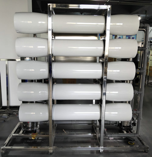 中小型反滲透純水設(shè)備在安裝使用時(shí)需要注意些什么呢？